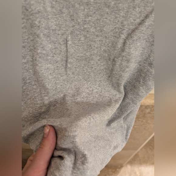 Aritzia TNA v-neck tank top - Picture 6 of 7